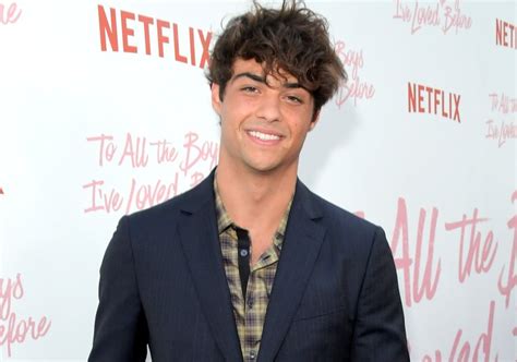 noah centineo penis|A história por trás da foto de Noah Centineo beijando。